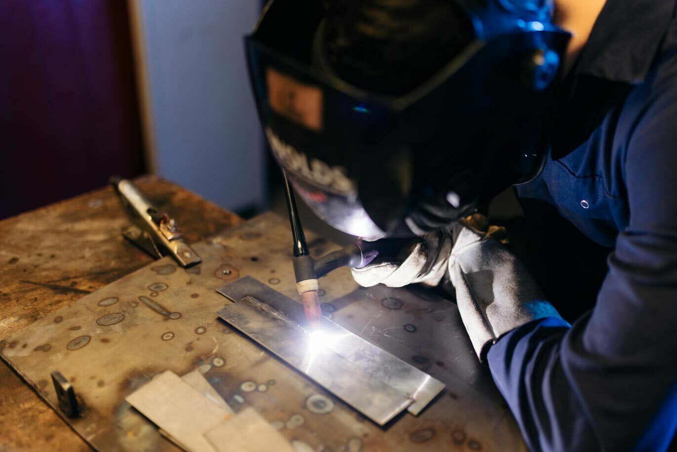 Engin gallery Student practicing on welding course